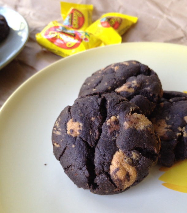 Flourless-Peanut-Butter-Chocolate-Reese's-Stuffed-Cookies-1