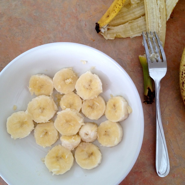 Gluten-Free-Banana-Sweetened-Oatmeal-Sliced-Bananas